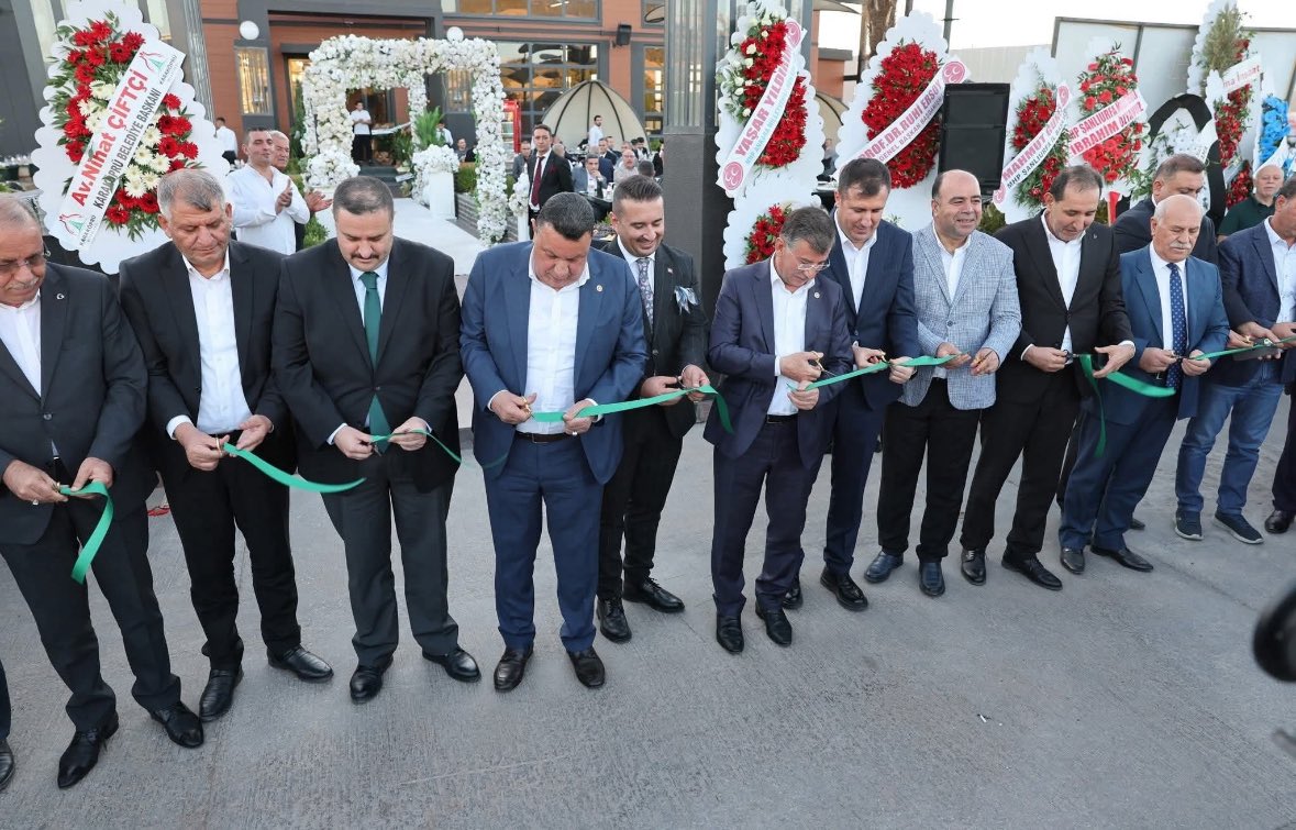 Şanlıurfa’da büyük devasa açılış…!

3 Milletvekili 5 Belediye başkanı 6 aşiret ağası 12 belediye encümeni Şanlıurfa'da büyük bir devasa açılışını yaptılar.

Şanlıurfa'da dev bir sanayi kuruluşu açılışı  değil, bu bir lokanta açılışı….