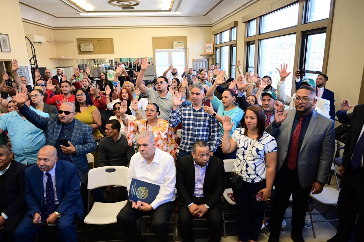 LeonelFernandez's tweet photo. Tuvimos el honor de presidir la juramentación de nuevos miembros de la Fuerza del Pueblo en Hartford, en la Asociación de Comerciantes Hispanoamericanos (SAMA).

Fue una jornada de compromiso y entusiasmo, en la que sumamos nuevas voluntades al proyecto de transformación y esperanza de la República Dominicana.

#FuerzaDelPueblo