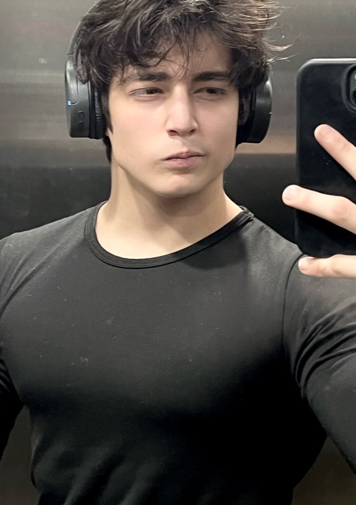gussy_gang's tweet photo. rt for a hug 🤓 https://t.co/zzkB5RhSJN