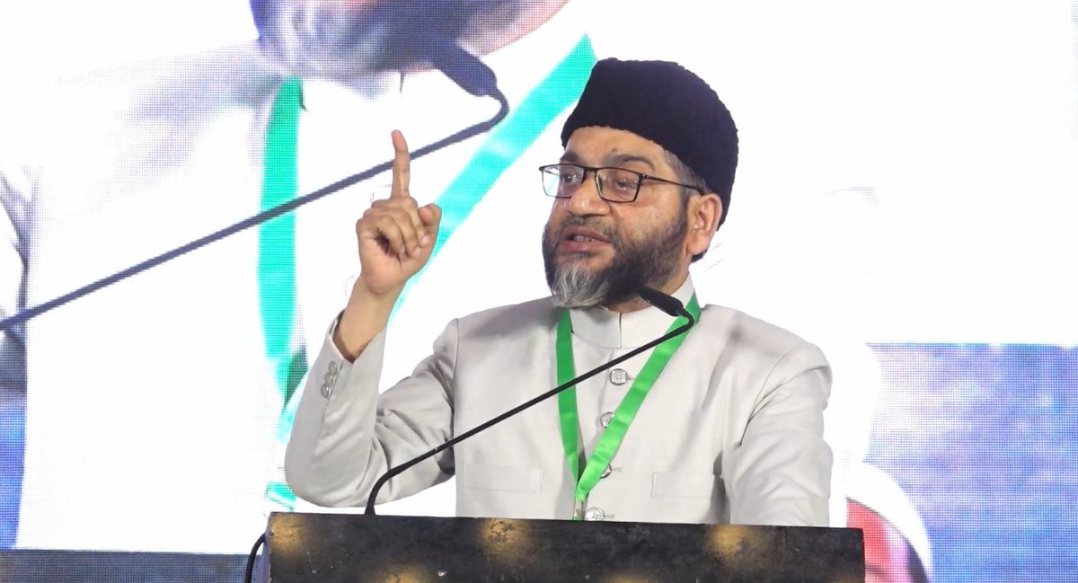 JIHMarkaz's tweet photo. मौलाना तौकीर रजा खान की गिरफ्तारी पर जमाअत के अध्यक्ष सयैद सआदतुल्लाह हुसैनी ने चिंता व्यक्त की
नई दिल्ली, 28 सितंबर 2025।
जमाअत-ए-इस्लामी के अध्यक्ष सयैद सआदतुल्लाह हुसैनी ने बरेली में कई अन्य लोगों के साथ इस्लामिक स्कॉलर मौलाना तौकीर रजा खान की गिरफ्तारी पर गंभीर चिंता व्यक्त की और कहा कि यह इस बात का प्रतिबिंब है कि सांप्रदायिक राजनीति और घृणा से प्रेरित शासन हमारे देश को किस दिशा में ले जा रहे हैं।
मीडिया को जारी एक बयान में उन्होंने कहा कि “जो बात भक्ति और श्रद्धा की अभिव्यक्ति “I Love Muhammad” के साधारण नारे से शुरू हुई थी उसे सार्वजनिक व्यवस्था के लिए खतरा बता कर निंदनीय रूप से एक सामान कर दिया गया। एफआईआर और व्यापक सामूहिक गिरफ्तारियों के माध्यम से आस्था की शांतिपूर्ण अभिपुष्टि को आपराधिक बनाना न केवल अनुचित है; बल्कि यह भारत के सम्मानित और बहुलवाद के सभ्यतागत लोकाचार पर एक अपमानजनक हमला है। सदियों से भारत के लोग एक-दूसरे की धार्मिक भावनाओं का सम्मान करते हुए मिल-जुलकर रहते आए हैं। यह अकल्पनीय है कि भक्ति की ऐसी अभिव्यक्ति समाज को ध्रुवीकृत कर सकती है; बल्कि, यह राजनीतिक शरारत है जिसने इस संकट को जन्म दिया है।“
उन्होंने आगे कहा, “रिपोर्टों से पता चलता है कि मौलाना तौकीर रजा को शुरू में नजरबंद कर दिया गया था, और उसके बाद, भारतीय न्याय संहिता के सबसे कठोर प्रावधानों के तहत बिना उचित जांच के सैकड़ों मुसलमानों के के साथ उनपर एफआईआर दर्ज की गईं। इससे भी ज़्यादा परेशान करने वाली बात यह है कि कुछ राजनीतिक नेताओं ने मौलाना तौकीर रजा जैसे प्रतिष्ठित विद्वान के ख़िलाफ़ अपमानजनक भाषा का इस्तेमाल किया है जो इस पूरे प्रकरण के पीछे की घिनौनी राजनीति को उजागर करता है। राज्य की शक्ति का ऐसा असंगत  इस्तेमाल न सिर्फ़ क़ानून के शासन को कमज़ोर करता है, बल्कि अलगाव और अविश्वास को भी गहरा करता है।“
जमाअत के अध्यक्ष ने कहा, “भारत ने अपनी लोकतांत्रिक यात्रा में अनगिनत विरोध प्रदर्शनों और आंदोलनों का सामना किया है। हालाँकि पथराव या संपत्ति को नुकसान पहुँचाने जैसी हिंसक घटनाओं की हमेशा निंदा की जानी चाहिए, लेकिन उचित जाँच के बिना कोई भी आरोप वैध नहीं होता। और यह शासन का एक बुनियादी सिद्धांत है कि कानून प्रवर्तन एजेंसियां समानता और आनुपातिकता के साथ जवाब दें। अतीत में इसी तरह के आंदोलनों को बिना किसी कठोर आरोप या पूरे समुदाय के  अपराधीकरण के, संतुलित प्रतिक्रिया के साथ प्रबंधित किया गया है। किसी एक समूह के विरुद्ध लक्षित एवं अतिशय कार्यवाही करना संविधान की भावना और निष्पक्ष शासन के सिद्धांतों दोनों का उल्लंघन है।“
उन्होंने कहा, “आज जो प्रदर्शित हो रहा है वह है राज्य मशीनरी और कानून प्रवर्तन का राजनीतिक उद्देश्यों के लिए दुरुपयोग, जो कानून-व्यवस्था की चुनौतियों को सांप्रदायिक ध्रुवीकरण के अवसरों में बदल रहा है। हर बार जब चुनाव नज़दीक आते हैं, यही चक्र दोहराया जाता है: समुदायों को विभाजित किया जाता है, अविश्वास पैदा किया जाता है, और संकीर्ण लाभों के लिए राष्ट्र के सामाजिक ताने-बाने की बलि दी जाती है। यह एक खतरनाक रास्ता है जो लोकतांत्रिक संस्थाओं और संवैधानिक मूल्यों को नष्ट कर रहा है।“
सयैद सआदतुल्लाह हुसैनी कहा, “हम मुस्लिम समुदाय से अपील करते हैं कि वे दृढ़, शांतिपूर्ण रहें और पैगंबर मुहम्मद (उनपर ईश्वर की शांति और कृपा हो ) के धैर्य, दया और करुणा के संदेशों का पालन करें। साथ ही, हम सरकार से आग्रह करते हैं कि वह अतिश्योक्तिपूर्ण  आरोपों को तुरंत वापस ले, गलत तरीके से हिरासत में लिए गए लोगों को रिहा करे और शासन में समानता, आनुपातिकता और न्याय बहाल करे। भारत की ताकत उसके संविधान, उसकी बहुलतावाद और आपसी सम्मान के सामाजिक ताने-बाने में निहित है। अल्पकालिक राजनीतिक लाभ के लिए इन बुनियादों को कमजोर करने से न केवल एक समुदाय, बल्कि पूरे राष्ट्र को नुकसान पहुँचता है।“