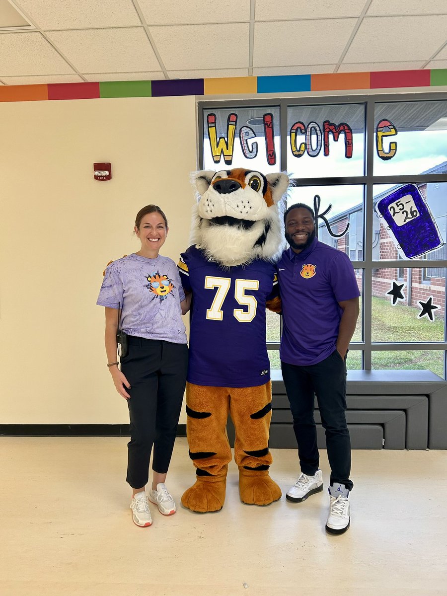 A little homecoming spirit <a href="/SES_lex4/">Sandhills Elementary School</a> from Admin &amp; Sandy the Mascot! <a href="/LexingtonFour/">Lexington Four</a> <a href="/swanseatigersfb/">Swansea High School Football</a>