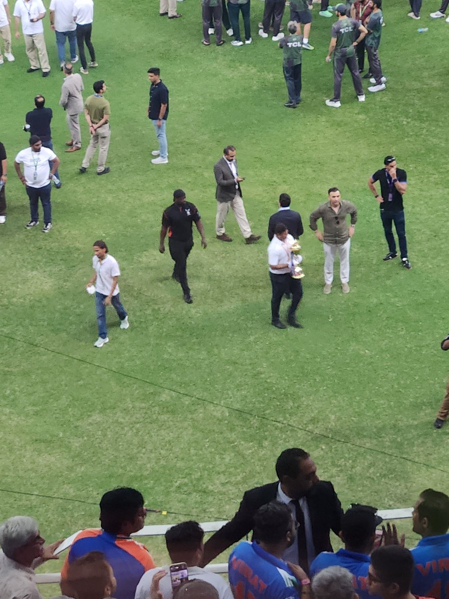 DaarNews's tweet photo. Unbelievable scenes! Someone just lifted the trophy and casually walked off the ground π³ππ₯ Pure chaos, pure drama!
#Breaking #TrophyGate #Cricket #ViralMoments #UnrealScenes
#INDvsPAK #Daar https://t.co/EJajrxHXit