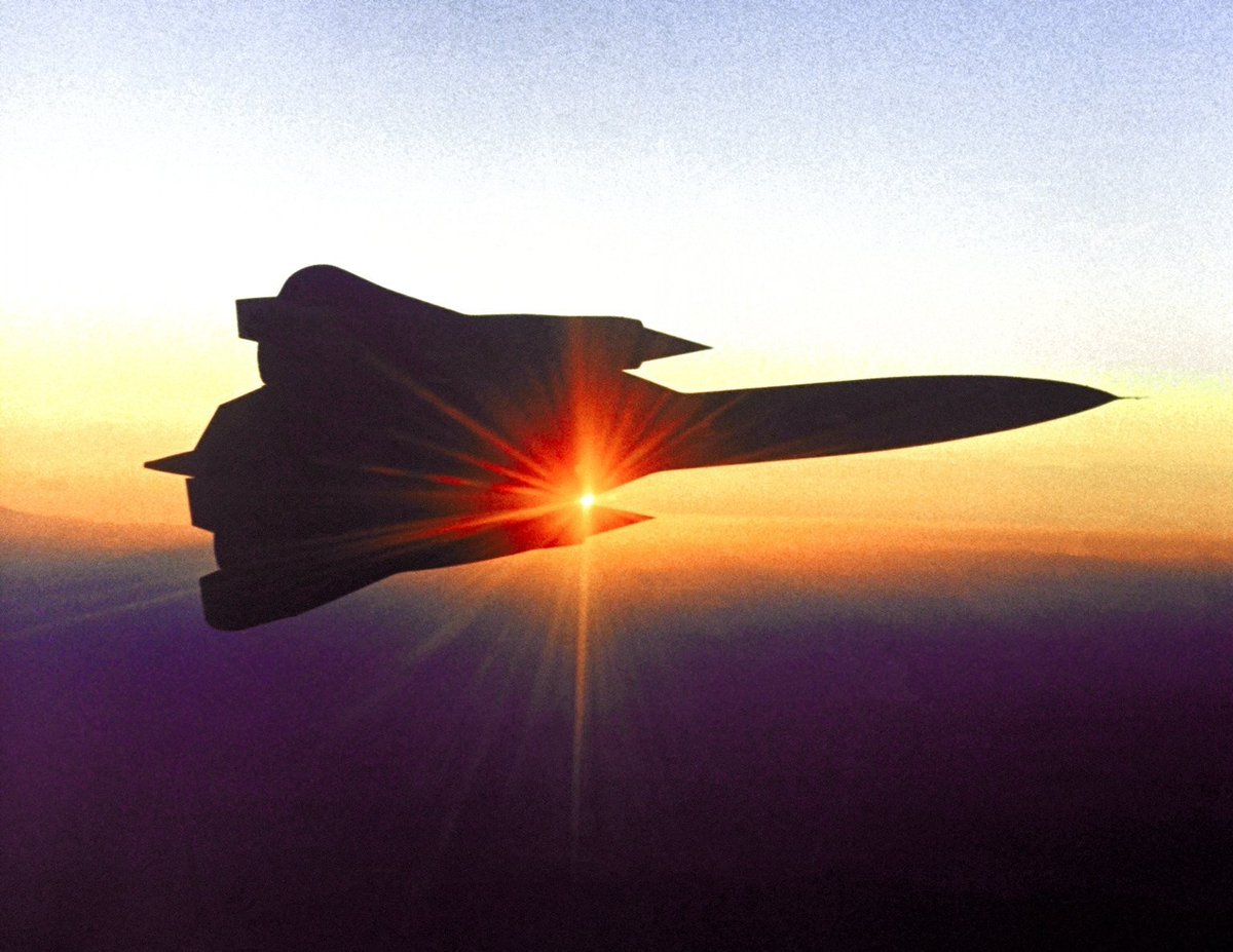 El Lockheed SR-71 Blackbird volaba tan rápido que, al planear su ruta, la Fuerza Aérea debía coordinar con países sobrevolados porque en pocos minutos cruzaba sus fronteras (a los que querían avisar claro, a los que no ni se enteraban de que pasaba por ahí). Para hacernos una