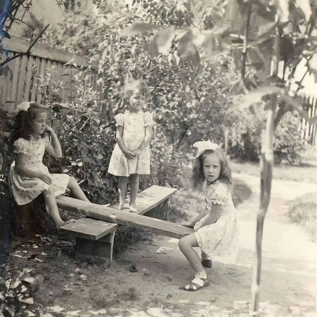 28 września 1944 roku pod gruzami zbombardowanego budynku zginęły siostry Marysia, Jadzia i Jola... 🥺
 
Nie doczekały końca wojny... 

Ich Matka, pielęgniarka, została zamordowana przez Niemców na początku Powstania Warszawskiego w egzekucji na ul. Dworkowej. Jej ciała nigdy nie