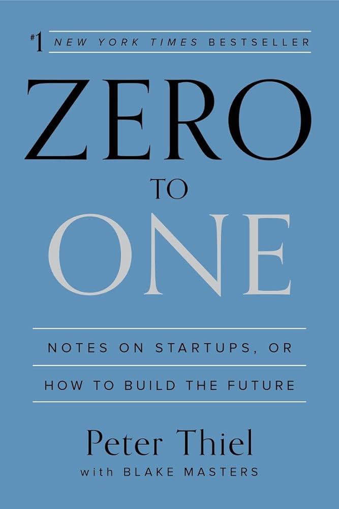 Diver1s's tweet photo. كتاب صفر إلى ١
Zero to 1

يلخص كتاب "من الصفر إلى الواحد: ملاحظات على الشركات الناشئة، أو كيف تبني المستقبل" (Zero to One)، للمستثمر ورائد الأعمال بيتر ثيل (بالتعاون مع بليك ماسترز)، فلسفة غير تقليدية لريادة الأعمال، جوهرها أن النجاح الحقيقي يأتي من الابتكار الجذري بدلاً من المنافسة.

🔶ملخص كتاب "من الصفر إلى الواحد" (Zero to One)
1. الانتقال من (0 إلى 1) وليس من (1 إلى ن)
• التقدم الحقيقي: يفرق ثيل بين نوعين من التقدم:
• من 1 إلى ن (التقدم الأفقي): يعني نسخ أو تحسين شيء موجود بالفعل (مثل صنع 100 آلة كاتبة جديدة). هذا يسمى العولمة.
• من 0 إلى 1 (التقدم العمودي): يعني إنشاء شيء جديد كلياً لم يكن موجوداً من قبل (مثل اختراع الآلة الكاتبة لأول مرة). هذا هو التكنولوجيا، وهو الطريق الوحيد للمستقبل الأفضل.
• المهمة: على كل شركة ناشئة أن تسعى لإنشاء قيمة جديدة فريدة، والتركيز على ما لم يفعله أحد بعد.

2. أهمية الاحتكار و"المنافسة للمهزومين"
• تجنب المنافسة: يجادل ثيل بأن المنافسة الكاملة تدمر الأرباح على المدى الطويل، لأنها تجعل الشركات متماثلة وتخفض الأسعار.
• الاحتكار الجيد: الاحتكارات التي يخلقها الابتكار (مثل جوجل في البحث) هي مفيدة للمجتمع لأنها تنتج منتجات رائعة لا يستطيع أحد منافستها بسهولة.
• الهدف: يجب على الشركة الناشئة أن تسعى لخلق احتكار مبدع ومستدام في سوق صغير جداً، من خلال تقديم منتج أفضل بـ 10 مرات من أقرب بديل.

3. ركائز بناء الاحتكار المستدام
لبناء احتكار حقيقي، يجب على الشركة أن تضمن أربع خصائص:
🔻تكنولوجيا خاصة (Proprietary Technology): أن تكون التكنولوجيا الأساسية صعبة التقليد (أفضل بـ 10 مرات).
🔻تأثيرات شبكية (Network Effects): أن تصبح قيمة المنتج أكبر كلما زاد عدد مستخدميه (مثل فيسبوك).
🔻وفورات الحجم (Economies of Scale): أن تصبح تكلفة إنتاج الخدمة أو المنتج أقل كلما زاد الحجم (مثل أمازون).
🔻علامة تجارية قوية (Branding): بناء هوية فريدة يصعب تكرارها (مثل آبل).

4. الأسئلة السبعة لأي شركة ناشئة
يجب على المؤسسين الإجابة بوضوح على الأسئلة السبعة التالية:
1. سؤال التكنولوجيا: هل يمكنك ابتكار تكنولوجيا خارقة بدلاً من التحسينات التدريجية؟
2. سؤال الت��قيت: هل الآن هو الوقت المناسب لبدء مشروعك؟
3. سؤال الاحتكار: هل تبدأ بسوق صغير ومسيطر عليه لتتوسع لاحقاً؟
4. سؤال الأفراد/الفريق: هل لديك الفريق المناسب الذي يتمتع برؤية موحدة؟ (أهمية بناء "المافيا" مثل فريق باي بال).
5. سؤال التوزيع: هل تعرف كيف ستصل بمنتجك إلى العميل؟ (المبيعات والتوزيع بنفس أهمية المنتج).
6. سؤال المتانة: هل سيصمد موقعك الاحتكاري لعشر سنوات أو أكثر؟
7. سؤال الأسرار: هل اكتشفت سراً فريداً ذا قيمة لا يتفق معك فيه معظم الناس؟ (أي حقيقة مهمة لا يعلمها أو يتجاهلها الآخرون).
الفكرة المحورية

يدعو ثيل إلى التفكير العكسي والتخلص من الخرافات الشائعة في "وادي السيليكون" (مثل: الفشل مفيد، كن مرناً ولا تخطط للمدى الطويل). ويؤكد على أن الرؤية الواضحة والمحددة للمستقبل والتخطيط الجريء هما أساس الابتكار والنجاح، وليس مجرد التجربة العشوا��ية.