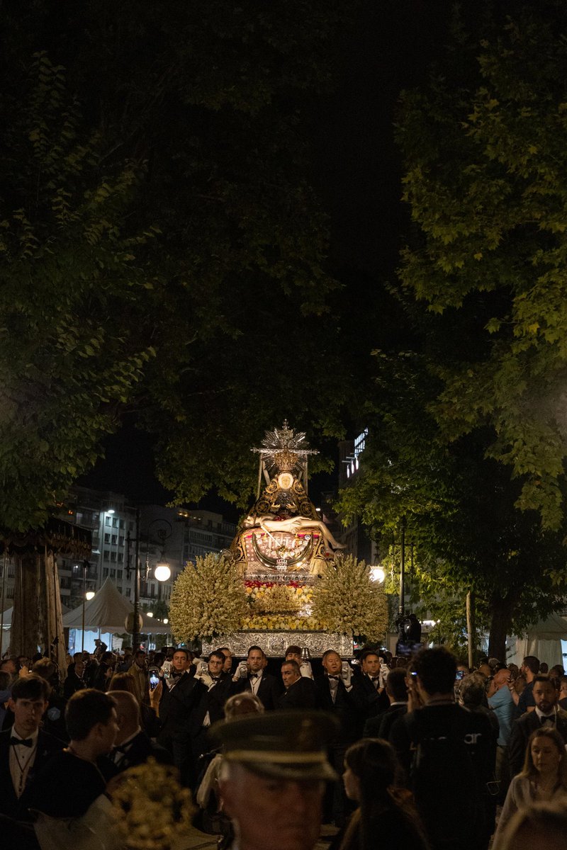 AngustiasGr's tweet photo. Entre vítores y alabanzas, la Virgen de las Angustias entra majestuosa en la Carrera que lleva su bendito nombre.

La Virgen recorre los últimos metros antes de regresar a su Basílica.

¡Viva la Patrona de Granada! https://t.co/7oYKjp3gnB