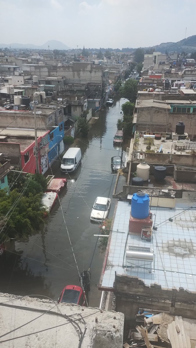 veronicapa5938's tweet photo. Necesitamos ayuda en el municipio de Nezahualcóyotl estamos bajo el agua y no llega la ayuda del gobierno. Colonias enteras están inundadas, ya hay afectaciones en las casas @GobCDMX @Edomex @Claudiashein @GobNeza @ImagenTVMex @Azteca @nmasforo @Reforma @c4jimenez https://t.co/D7Vr0SAbev