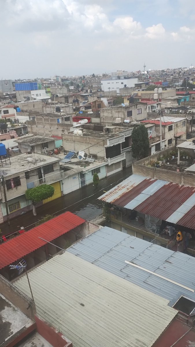 veronicapa5938's tweet photo. Necesitamos ayuda en el municipio de Nezahualcóyotl estamos bajo el agua y no llega la ayuda del gobierno. Colonias enteras están inundadas, ya hay afectaciones en las casas @GobCDMX @Edomex @Claudiashein @GobNeza @ImagenTVMex @Azteca @nmasforo @Reforma @c4jimenez https://t.co/D7Vr0SAbev