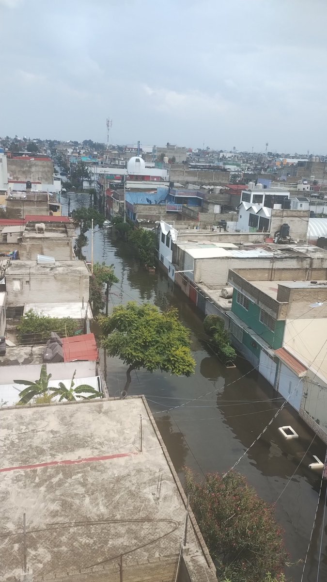 veronicapa5938's tweet photo. Necesitamos ayuda en el municipio de Nezahualcóyotl estamos bajo el agua y no llega la ayuda del gobierno. Colonias enteras están inundadas, ya hay afectaciones en las casas @GobCDMX @Edomex @Claudiashein @GobNeza @ImagenTVMex @Azteca @nmasforo @Reforma @c4jimenez https://t.co/D7Vr0SAbev