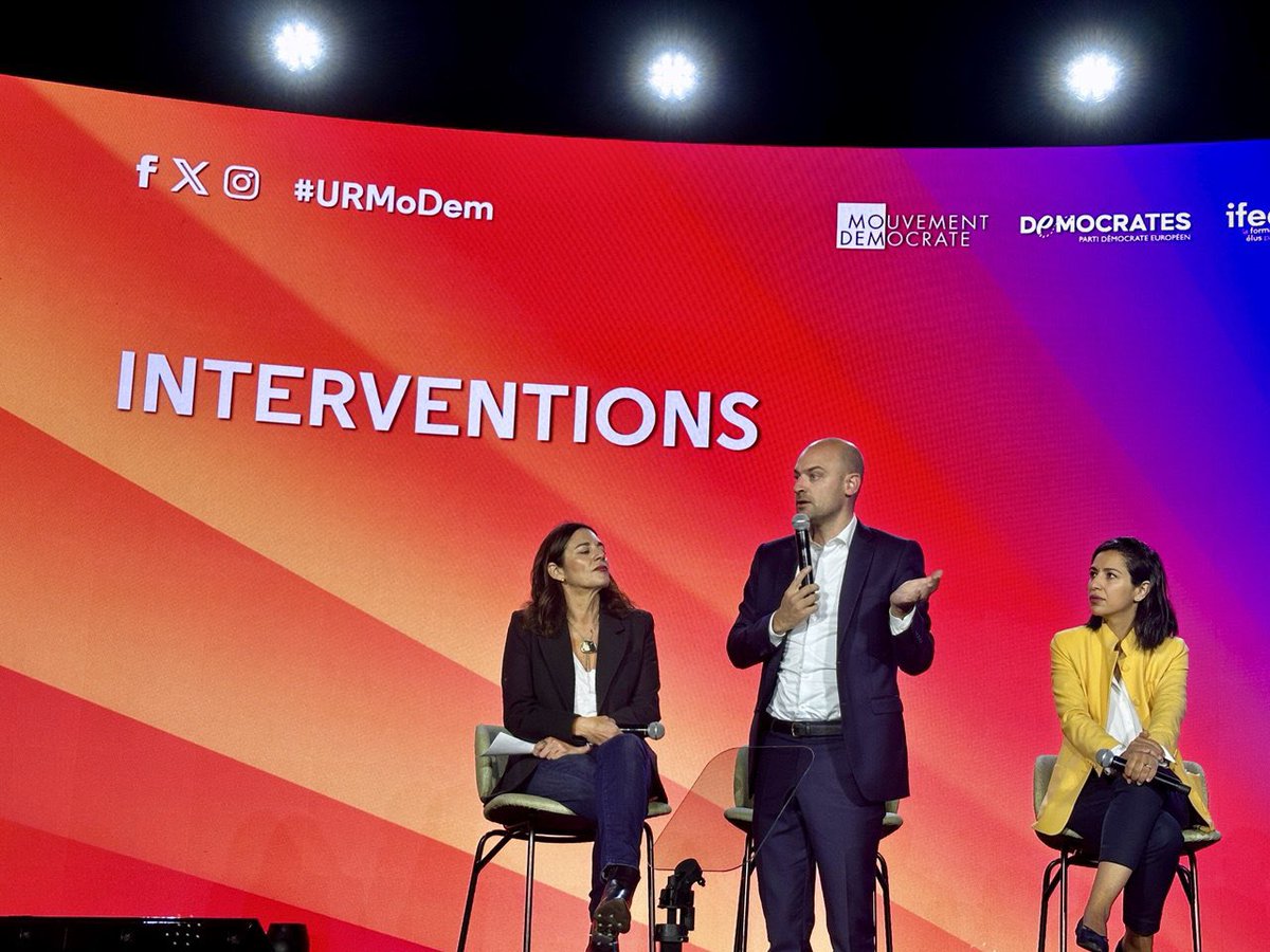 LaurentESQUENET's tweet photo. Clap 🎬 de fin de l’#URMoDem à #lIsleSurLaSorgue :
1 belle présentation des #villagesdemocrates, des discours inspirants de @JulesPasquier18, @maudgatel, @MFesneau et de François @bayrou
3 belles journées pour se ressourcer sur nos valeurs et nos idéaux centristes et humanistes. https://t.co/FI726CR8Re