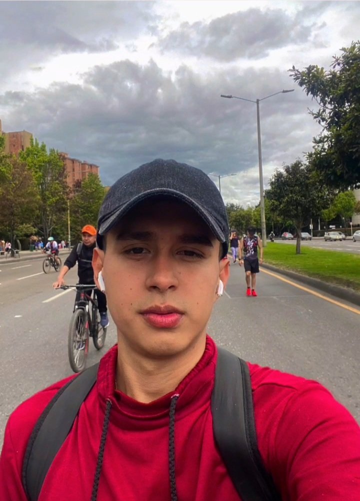 Sebas____p's tweet photo. Uno sale a caminar y termina ejercitándo son los ojos https://t.co/MdkLEwJfAO