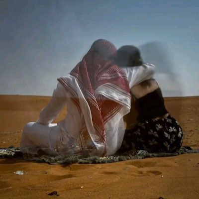 خلّي العالم .. ورانا واقربيني
واسمعي قلبي وخفقاته ورعشه

من كثر شوقي عليك اتعبت عيني
مابي افقد شوفتك لو كان رمشه

#فيصل