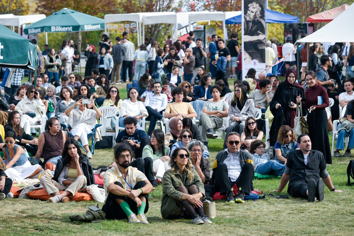 Her sene Eylül ayında düzenlediğimiz PhilFest Bilkent Felsefe Şenliği'nin dördüncüsünü dün gerçekleştirdik.
Tüm konuşmacılarımıza, moderatörlerimize, dernek, topluluk ve yayınevi stant sorumlularına ve ziyaretçilerimize çok teşekkür ederiz.