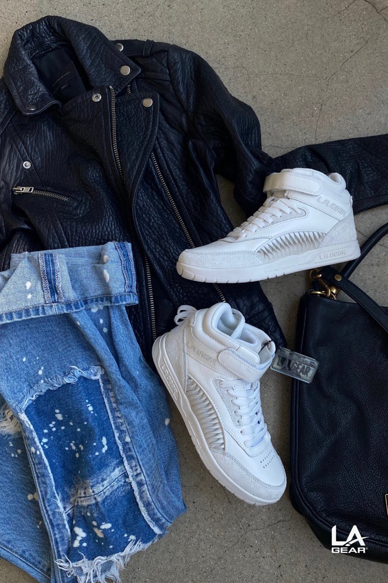 LAGear's tweet image. Fall style, turned up. 🍁
White LA Gear Flame with jeans, a leather jacket, and a purse creates the perfect cool-weather vibe.
Discover your fall vibes. #LAGearStyle #FallOOTD #SneakerStyle