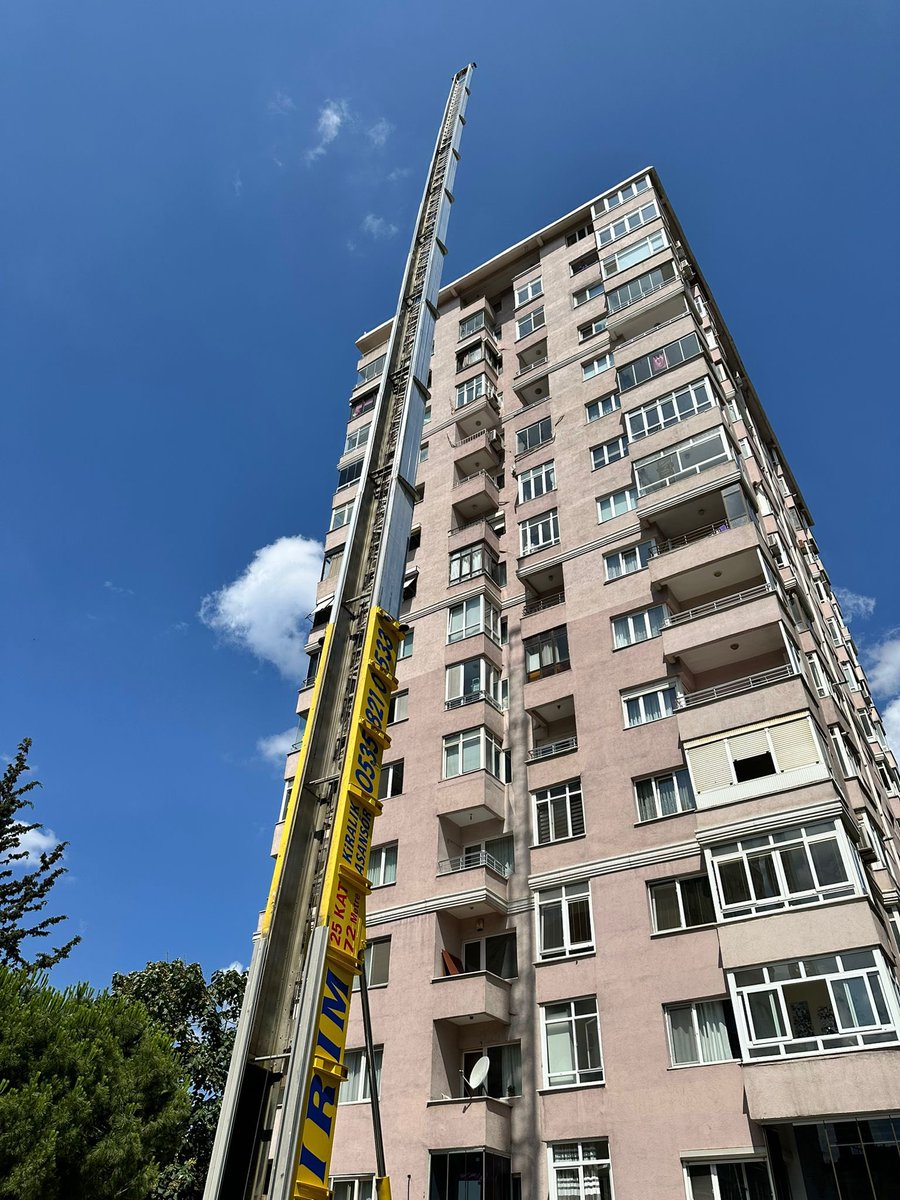 Şu binanın en üst katında bizi anca allah görür bu yüzden perdeler açık