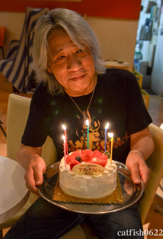 catfish0622's tweet image. お誕生日が9/21の #アタック松尾 さん🎂
おめでとうございます💐
9/26の #FireAttack でお祝いがありました🎉
ライブタイトルも「チャンジーはつらいよ あの子にアタック！」
ツイキャス配信は10/3(金)23:59まで視聴できます🎧
詳細👇
premier.twitcasting.tv/c:ongakushitsu…
※転載・二次使用・再配布禁止