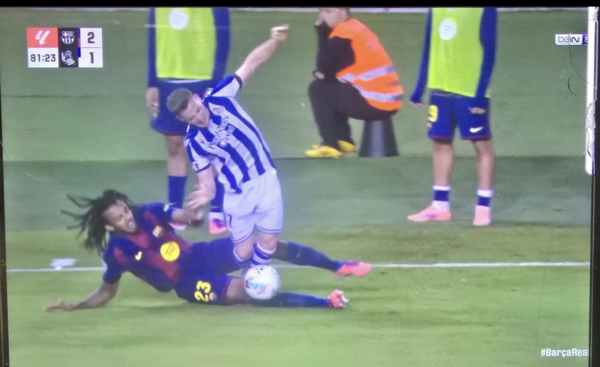 Estas dos imágenes retratan lo que es <a href="/LaLiga/">LALIGA</a> más corrupta del mundo, no en Korea del Norte, en el caso de que hubiera una competición de fútbol, habría semejante nivel de putrefacción. Luego se preguntan los medios que no hay pagos a los árbitros, como si no conocieran el método