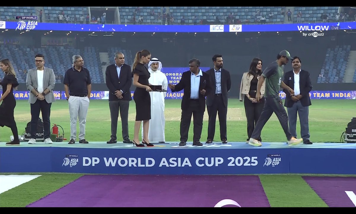 AnaphylactoidK's tweet photo. #AsiaCupFinal #INDvsPAK #indvspak2025 bhikharistan ke papa khade hein bad😂 https://t.co/azwWvydnDL