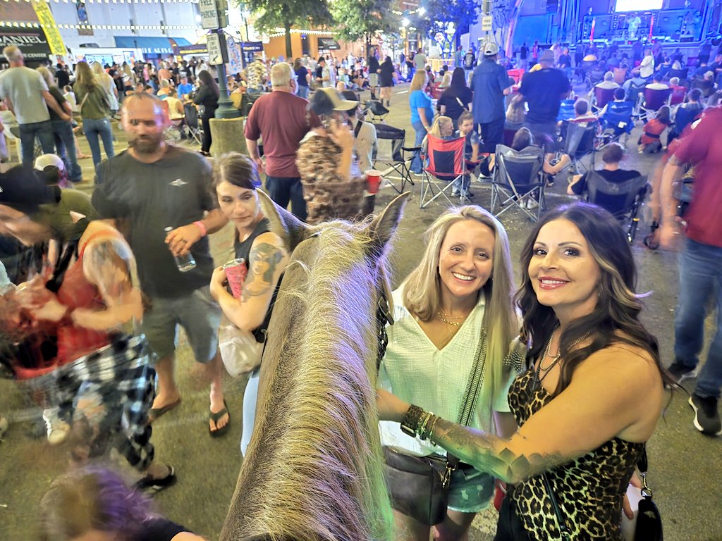 Ranger and I went to the downtown BBQ festival. Thousands of people and vendors. The only bad thing was that nobody was selling carrots 🥕 but Ranger made thousands of smiles and got a lot of kisses.