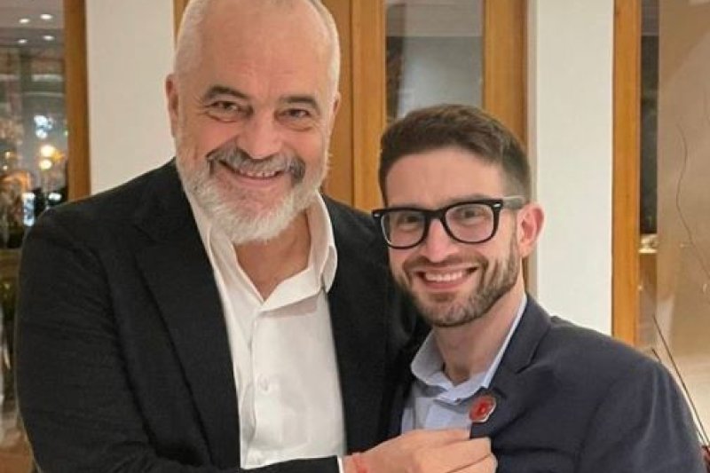 TerreImpervie's tweet image. In #Moldavia ha vinto l'amica di Soros Jr., questo rallegrerà la Meloni perché vuol dire che pure il premier Albanese è al sicuro