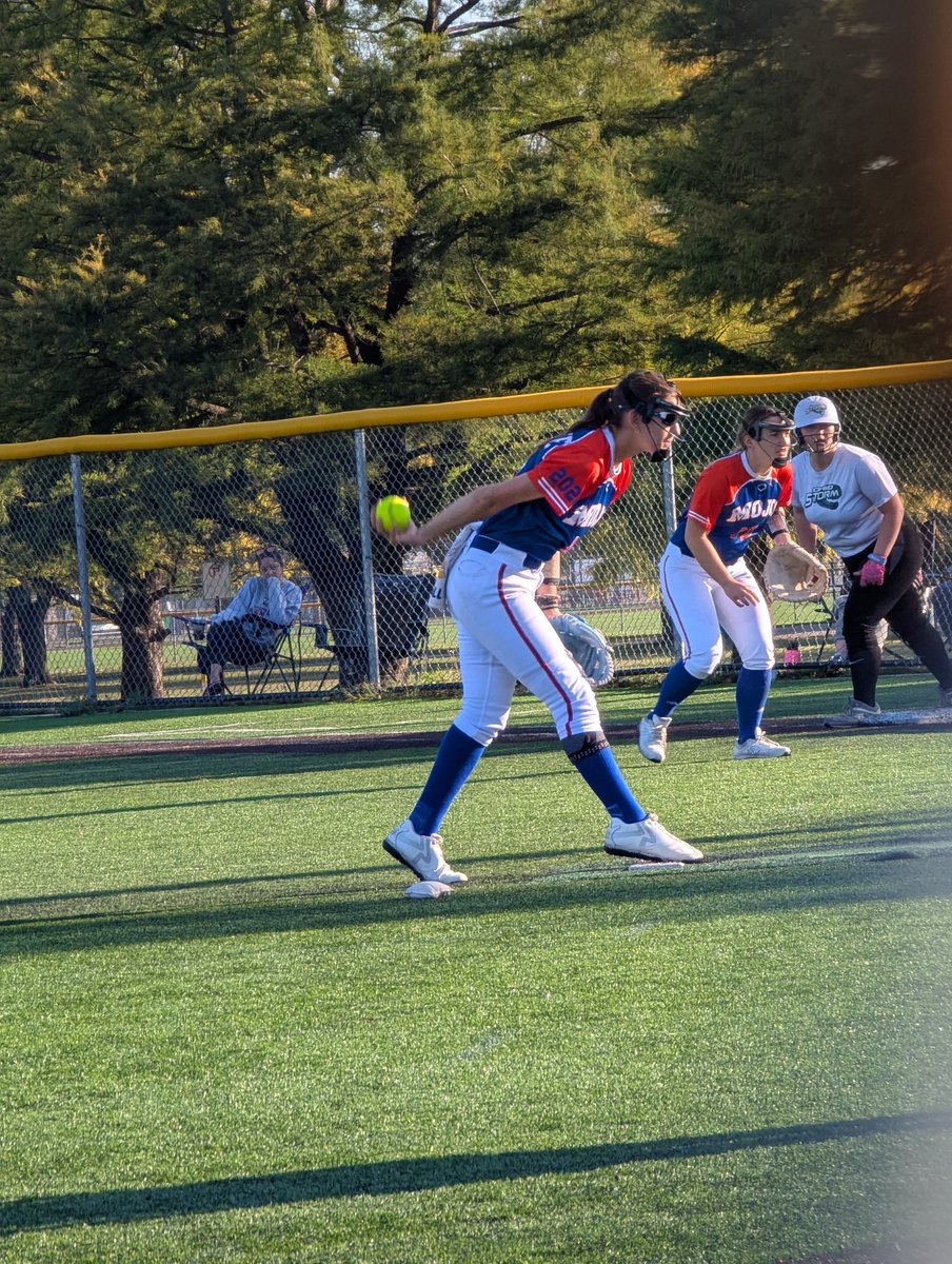 Gabby_Deveau's tweet photo. Had fun in Columbus this weekend with my @MojoMunoz18u team - felt great on the mound and doing my job hitting lead-off.  Had a blast picking up a few innings on first too 🧡💙🧡 Can't wait to play in Canton next weekend!
@saline_softball https://t.co/e09snnUDE9