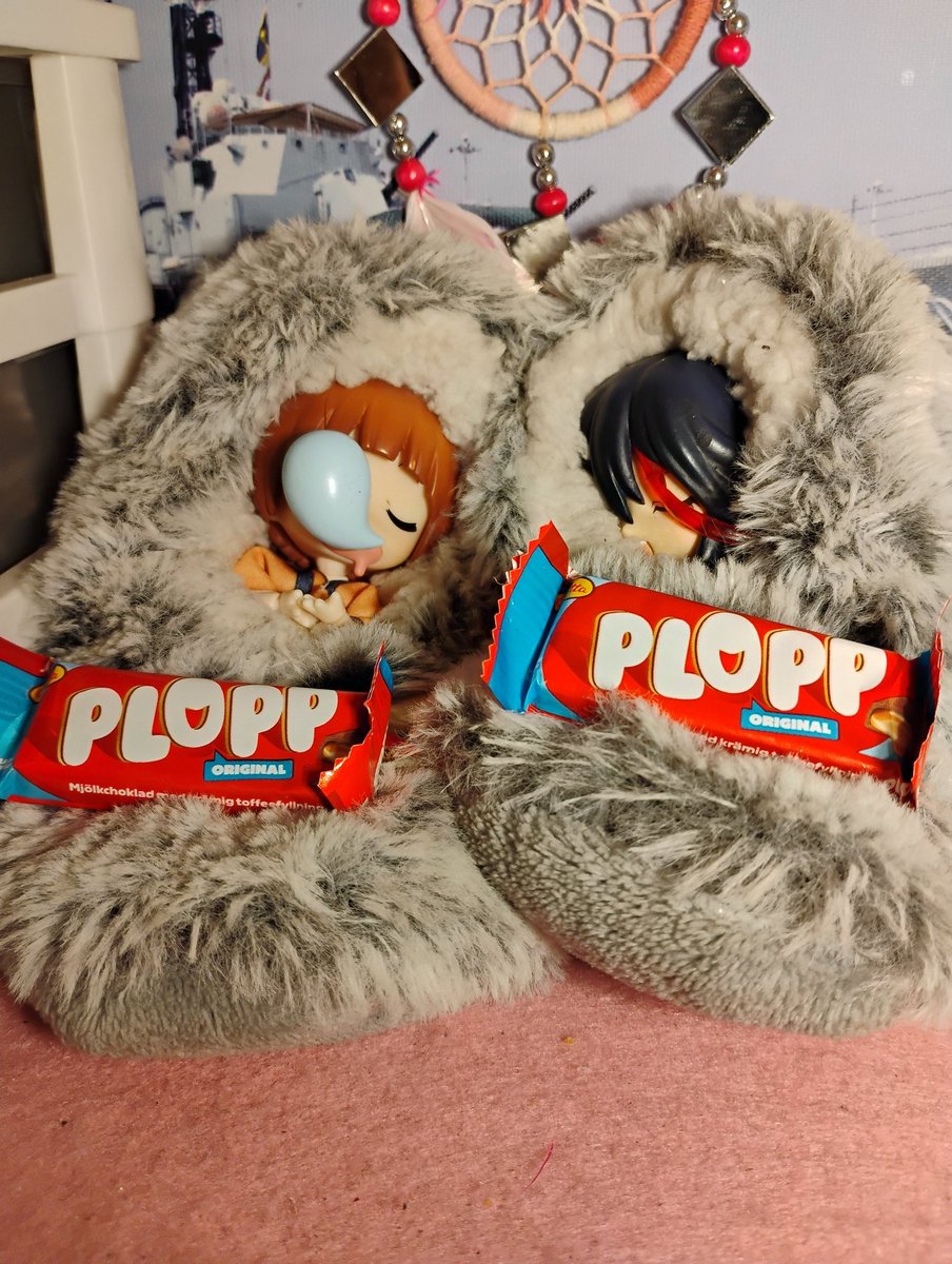 mcsurfie_girls1's tweet photo. A couple of sleeping 😴💤 Chibi's have some bars of #Plopp left for them 😁 https://t.co/gl73vx9lYr