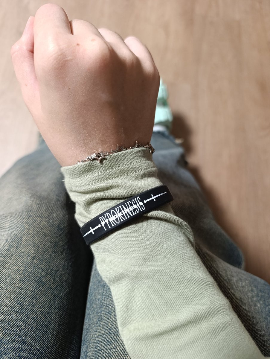 вот такие севодня вайбики

(то что я отделалась лишь порваным браслетом это чудо, ждём завтра синяки)