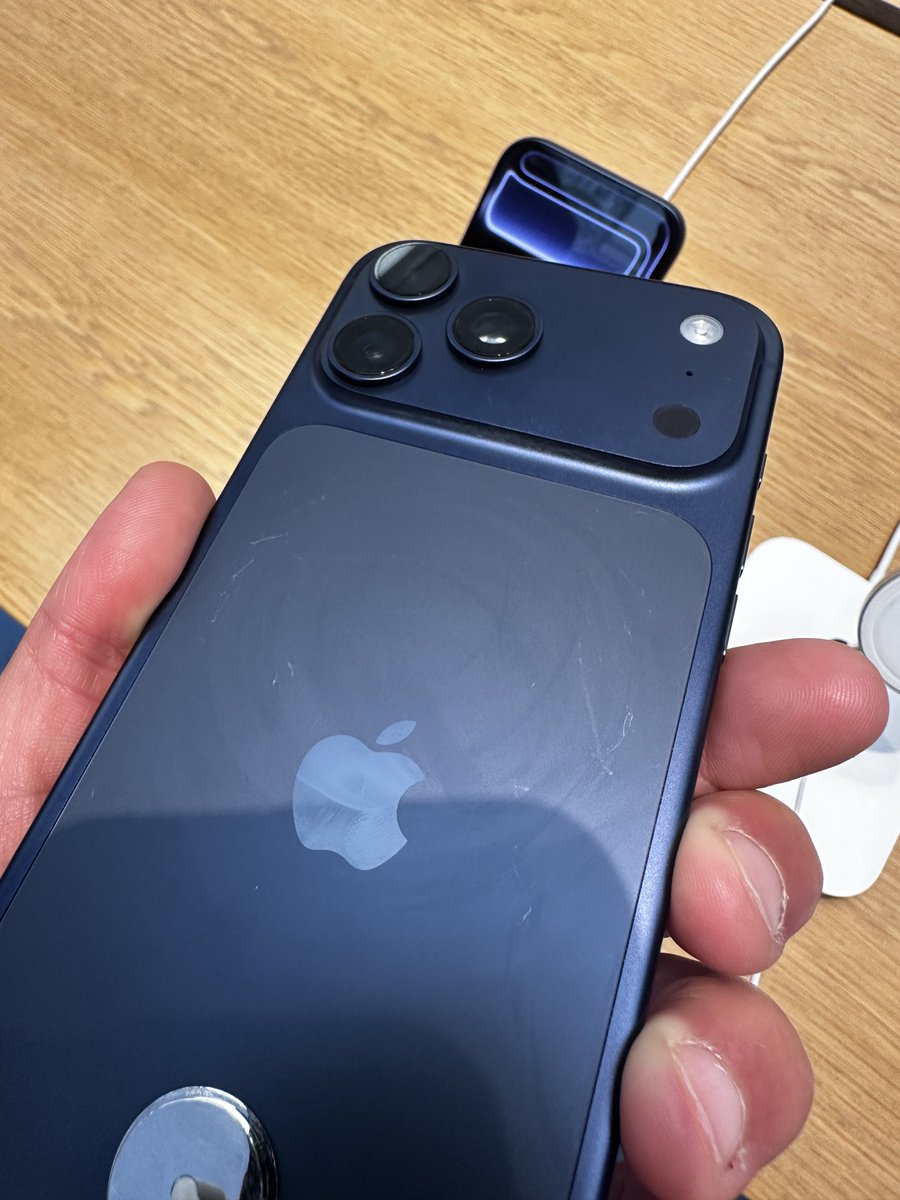 Fede282's tweet photo. #Scratchgate is real. Just popped into an Apple Store in Bologna, and every iPhone 17 Pro and iPhone Air had the same issue. Not cool to display https://t.co/5nDlHjAo5v
