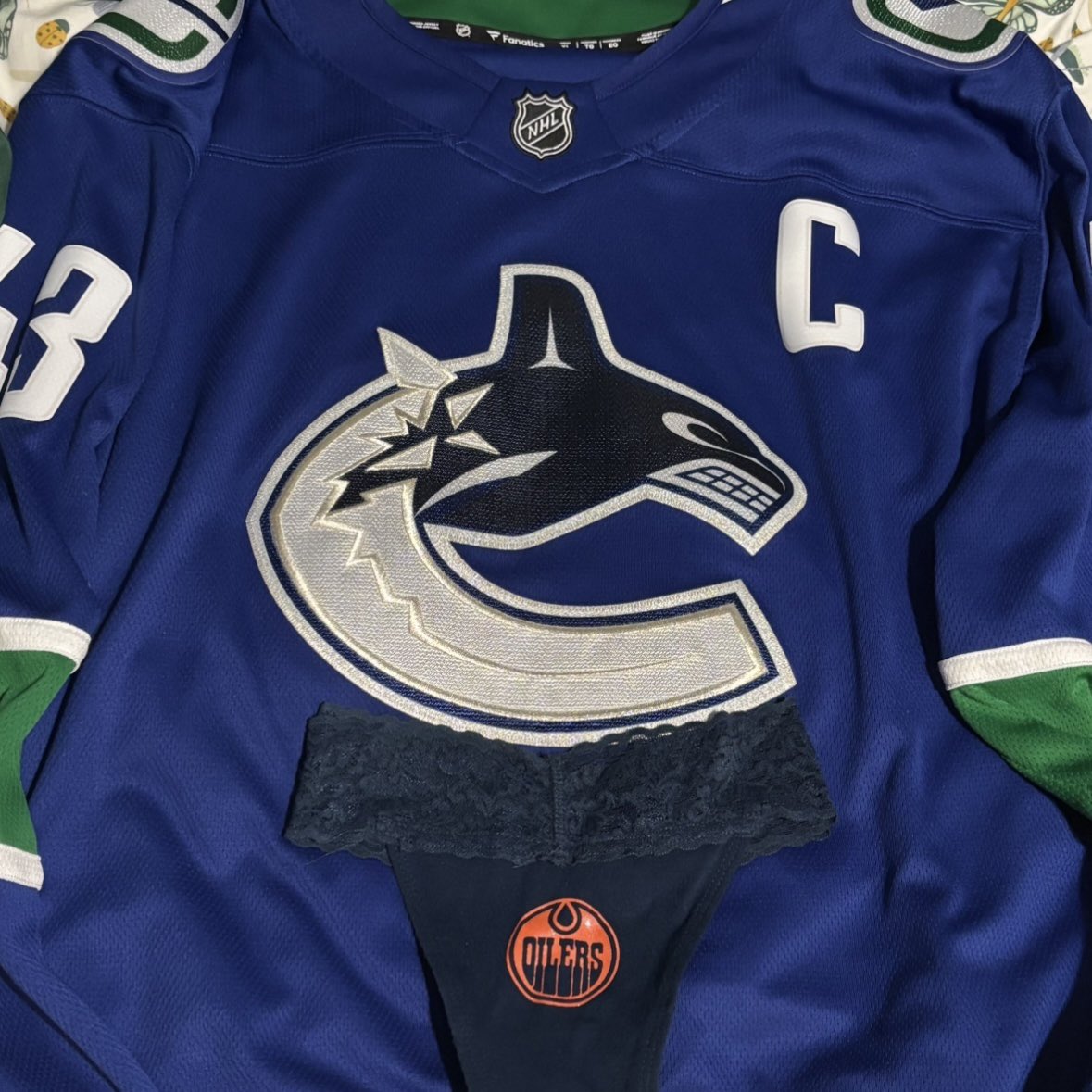 goalieyuri's tweet photo. happy canucks vs oilers https://t.co/f0DQg7jQLO