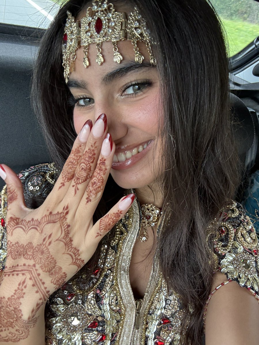 AmiKh__'s tweet photo. mariage algérien, caftan marocain, sur une tunisienne 
pas de fitna ici https://t.co/bWBfmks0GT