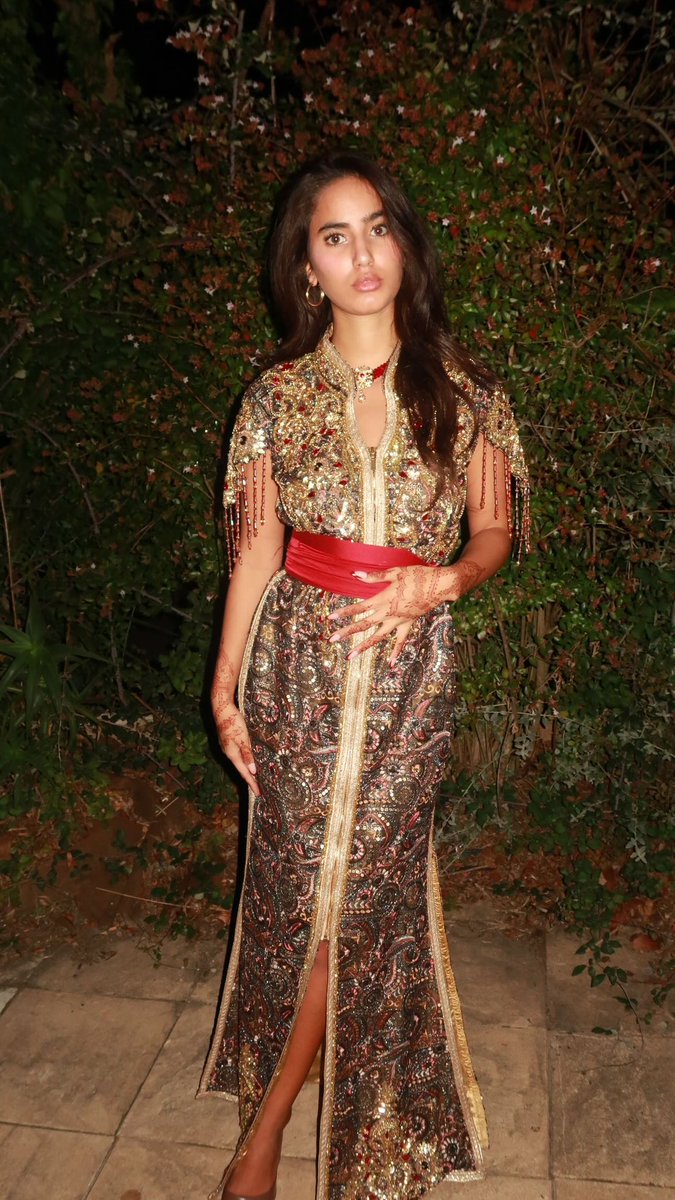 AmiKh__'s tweet photo. mariage algérien, caftan marocain, sur une tunisienne 
pas de fitna ici https://t.co/bWBfmks0GT