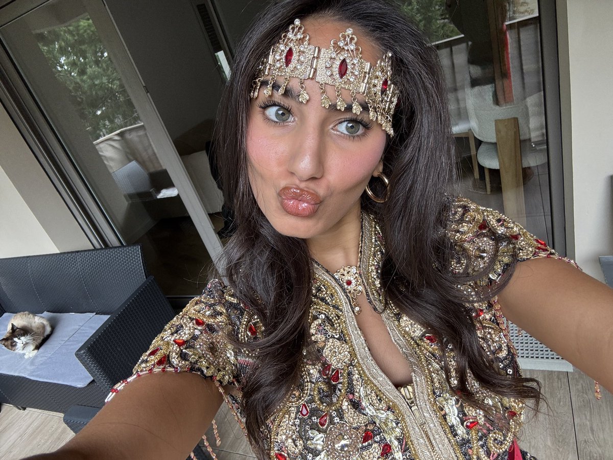 AmiKh__'s tweet photo. mariage algérien, caftan marocain, sur une tunisienne 
pas de fitna ici https://t.co/bWBfmks0GT