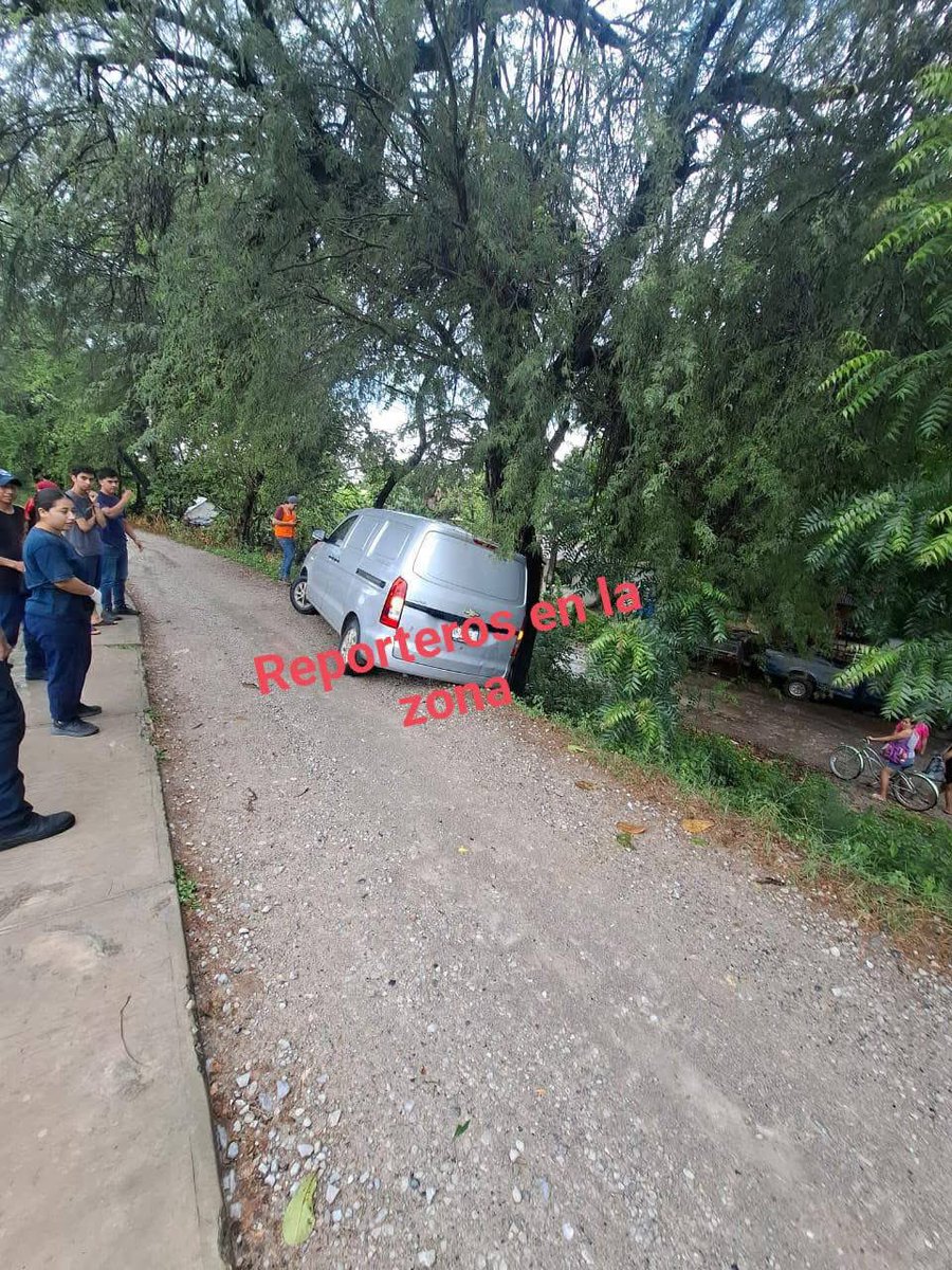 Reporteroszona's tweet photo. #Tamuin #SLP
🚨Una camioneta repartidora sufre salida del camino y por poco se vuelca🚨 https://t.co/T6Y4kjvTlW