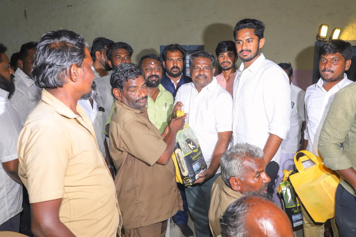 SuryahSG's tweet photo. Honored to distribute welfare kit to sanitation workers at Nalla Thaai Kalyana Mandapam, Kangayam, in a program organized by State Youth Wing Secretary Thiru. @vishabvb. Their selfless service to our community is commendable.

மாநில இளைஞர் அணி செயலாளர் திரு. விசாகன் அவர்கள் ஏற்பாட்டில், காங்கேயம் நல்லதாய் கல்யாண மண்டபத்தில் நடைபெற்ற நிகழ்ச்சியில் தூய்மைப் பணியாளர்களுக்கு நலத்திட்ட உதவிகள் வழங்கியதில் மனநிறைவு அடைந்தேன். அவர்களின் தன்னலமற்ற சேவை போற்றுதலுக்குரியது.