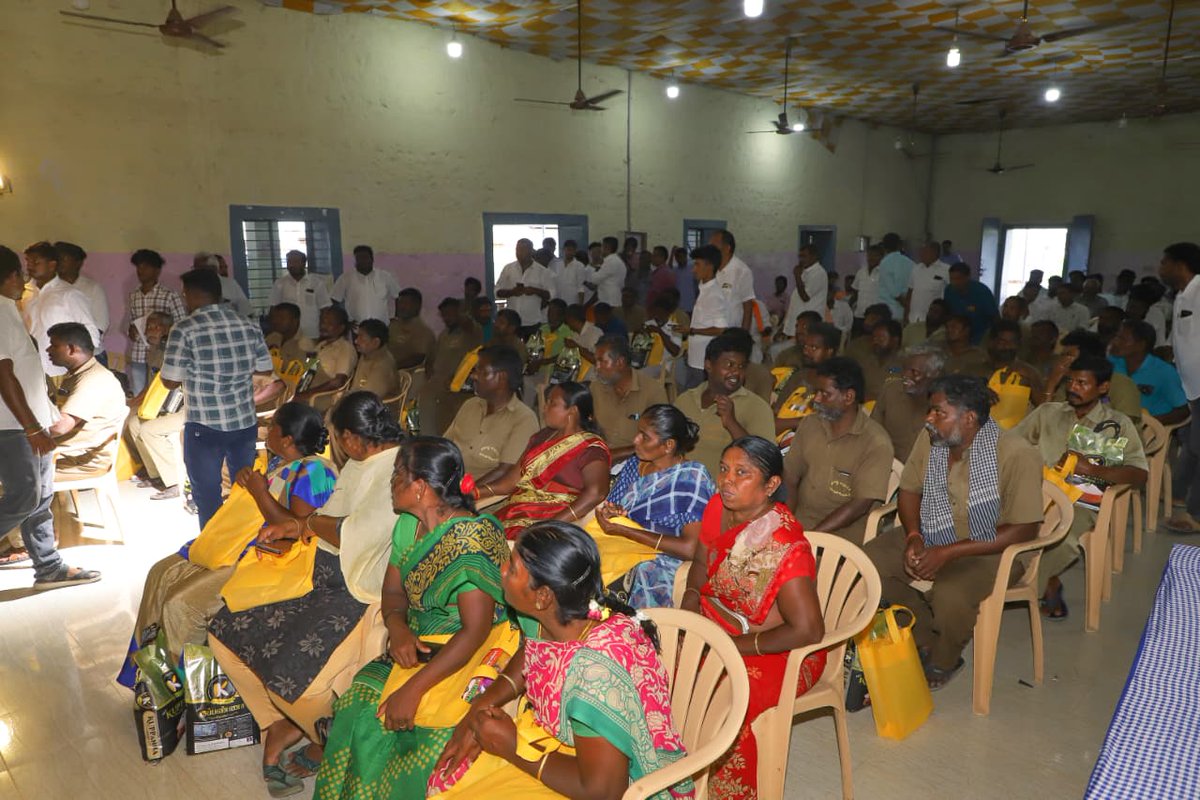SuryahSG's tweet photo. Honored to distribute welfare kit to sanitation workers at Nalla Thaai Kalyana Mandapam, Kangayam, in a program organized by State Youth Wing Secretary Thiru. @vishabvb. Their selfless service to our community is commendable.

மாநில இளைஞர் அணி செயலாளர் திரு. விசாகன் அவர்கள் ஏற்பாட்டில், காங்கேயம் நல்லதாய் கல்யாண மண்டபத்தில் நடைபெற்ற நிகழ்ச்சியில் தூய்மைப் பணியாளர்களுக்கு நலத்திட்ட உதவிகள் வழங்கியதில் மனநிறைவு அடைந்தேன். அவர்களின் தன்னலமற்ற சேவை போற்றுதலுக்குரியது.