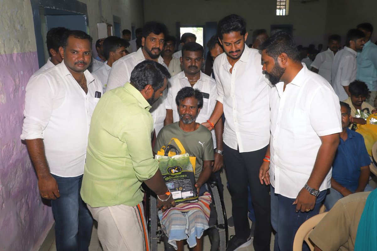 SuryahSG's tweet photo. Honored to distribute welfare kit to sanitation workers at Nalla Thaai Kalyana Mandapam, Kangayam, in a program organized by State Youth Wing Secretary Thiru. @vishabvb. Their selfless service to our community is commendable.

மாநில இளைஞர் அணி செயலாளர் திரு. விசாகன் அவர்கள் ஏற்பாட்டில், காங்கேயம் நல்லதாய் கல்யாண மண்டபத்தில் நடைபெற்ற நிகழ்ச்சியில் தூய்மைப் பணியாளர்களுக்கு நலத்திட்ட உதவிகள் வழங்கியதில் மனநிறைவு அடைந்தேன். அவர்களின் தன்னலமற்ற சேவை போற்றுதலுக்குரியது.