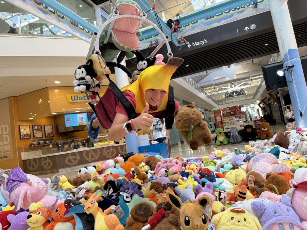 They have this “Human Claw Machine” thing at the mall …it was a big hit 🤣