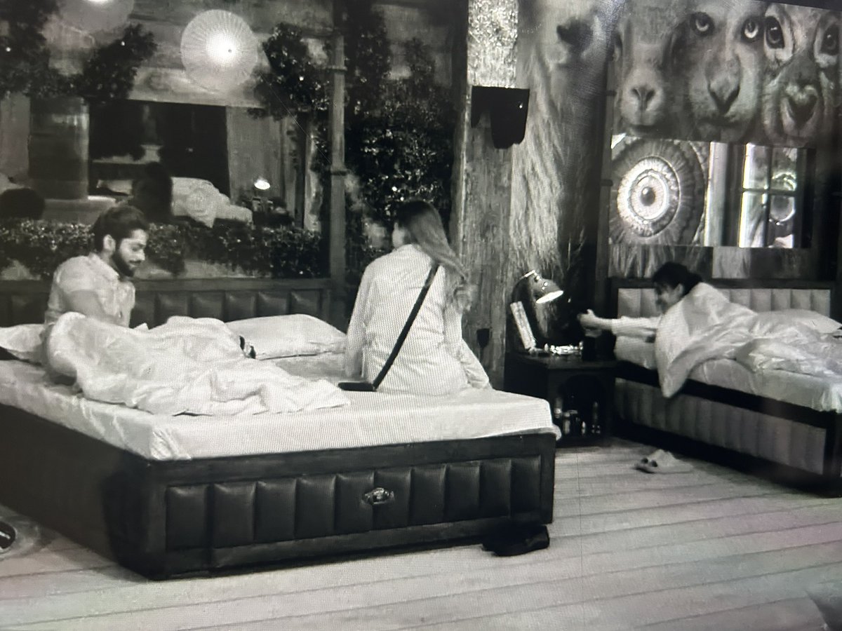 Priyankavatsh's tweet image. #Livefeed~ Ashnoor: “I can act possessed” 😳😂 Looks like Farhana &amp;amp; Baseer are cooking up something spooky for tomorrow 👻🔥

#BiggBoss19 #AshnoorKaur #BaseerAli #FarrhanaBhatt #BB19