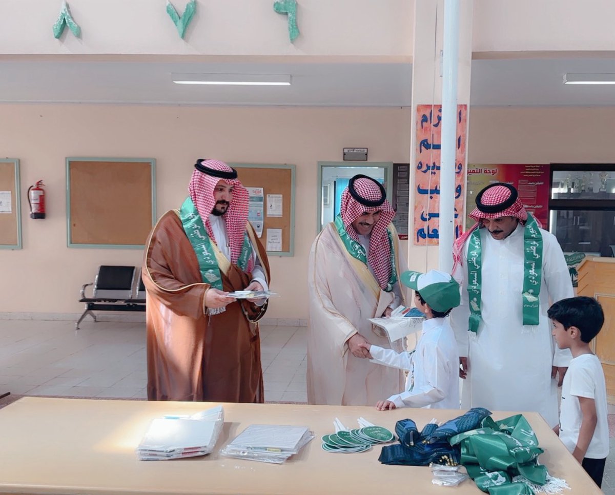 muicipalityamar's tweet image. سعادة رئيس مركز العمار أ/فهد بن محمد بن جبرين ورئيس البلدية م/عبدالله بن شالح الحزيمي يشاركون في توزيع الهدايا بمناسبة #اليوم_الوطني95 في مركز العمار و بمدارس المركز، لتعزيز روح الانتماء والوطنية لدى الطلاب والمجتمع 🇸🇦💚🤍
#اليوم_الوطني_السعودي 
#عزنا_بطبعنا 
#أمانة_منطقة_القصيم
