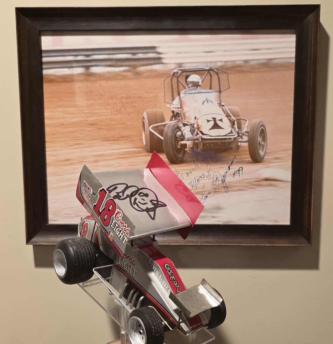 ToddZinn's tweet photo. In his book @braddoty revealed he was a big fan of Jan Opperman and copied Jan by drawing a 🙂Smiley Face in his autographs. Steve Smith Sr. did it as well. I always appreciated these little added touches that some athletes and celebrities add. #sprintcar #autographs #smileyface https://t.co/2DEnjMBRWw