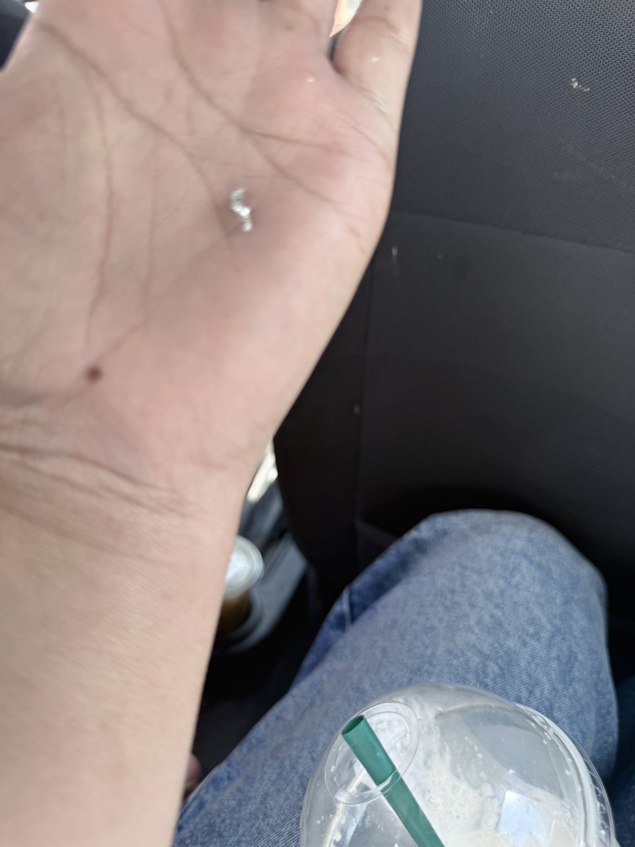 _blannca_'s tweet photo. que pasó @Starbucks @StarbucksMex  me estoy tomando mi bebida y me sale aluminio!!!! lo sentí como se me fue a la garganta https://t.co/P6AzPQ6EI2