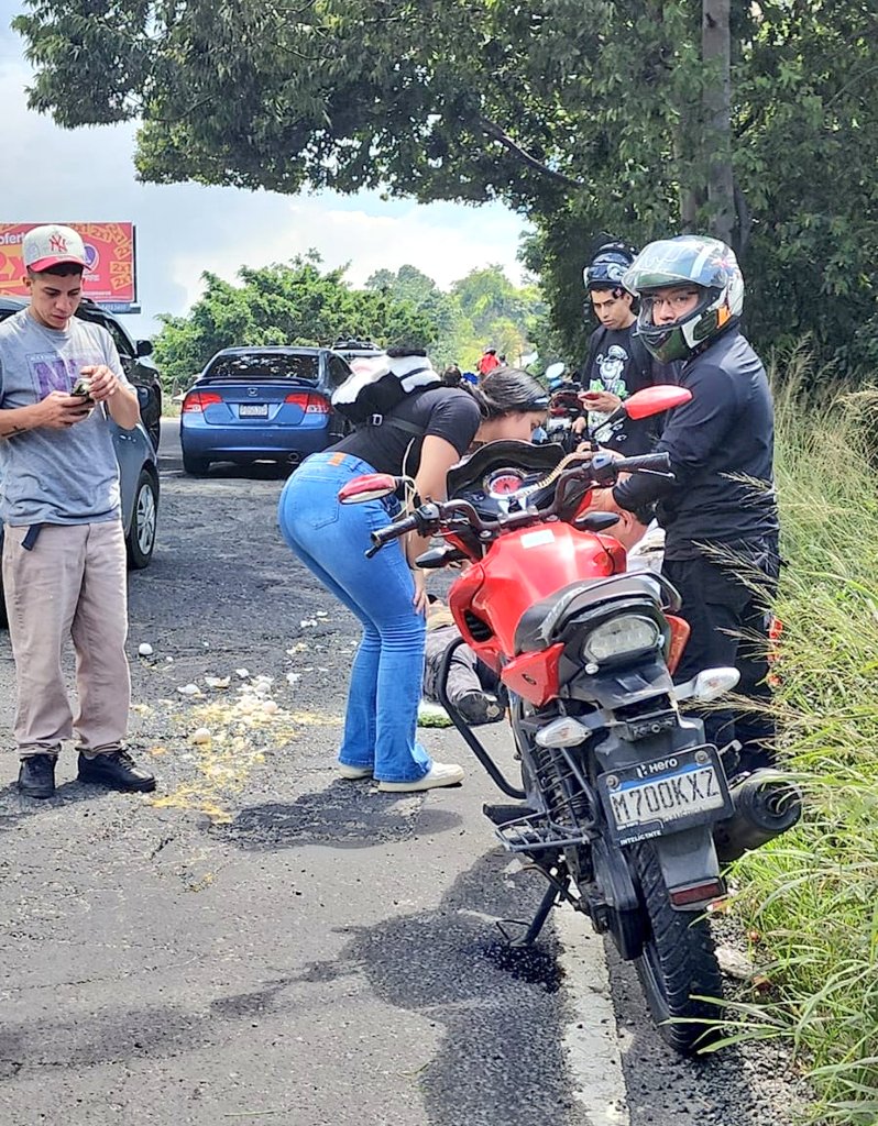 Motociclista accidentado en Bajada de Villalobos, Ruta al Pacífico. 

📸: PMT Villa Nueva.