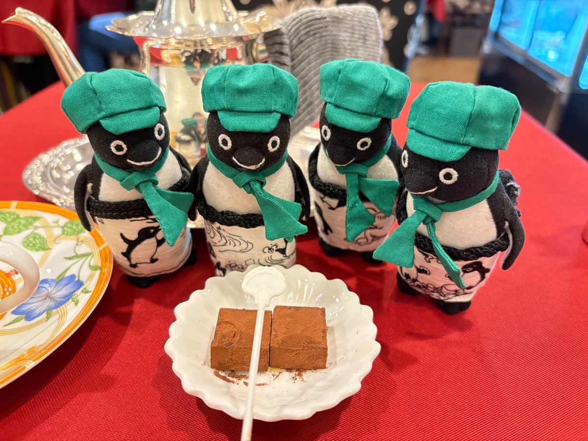 #Suicaのペンギン
#珈琲貴族

スペシャリティコーヒーに生チョコがつくのも、池袋本店時代から変わりなし。

給仕の男性に、「お店が再び開店して嬉しいけれど、生チョコのピックが変わっちゃいましたね？」とお伝えしました。（こんな指摘をするようなひとは、稀でしょう。）

剣のピックではないね。