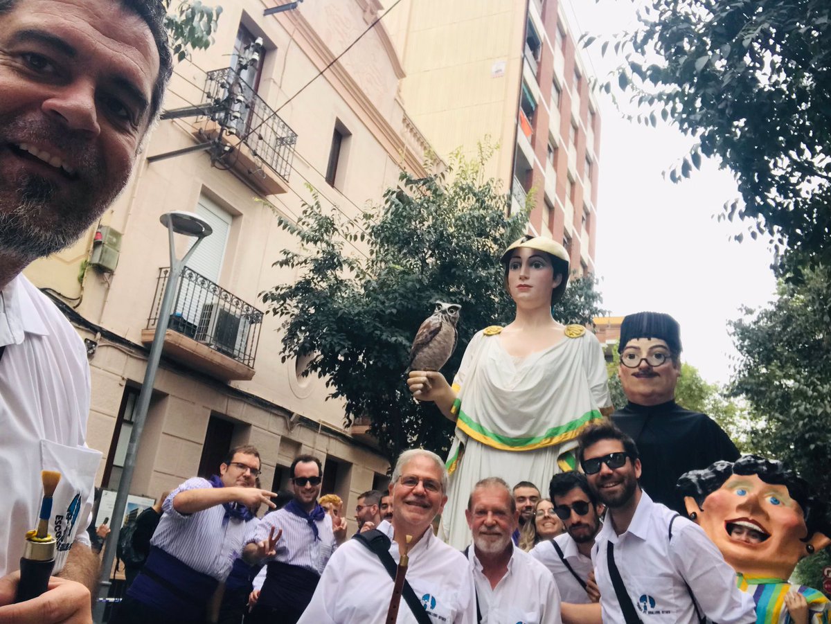 Avui hem acompanyat als Geganters de Castellbisbal en la seva actuació fent ballar als Gegants de la UAB en la trobada de gegants de Molins de Rei. I com ens agrada com ballen!!!  #gralla #timbal #tradició @gegantscastellbisbal #dinapontusenruta