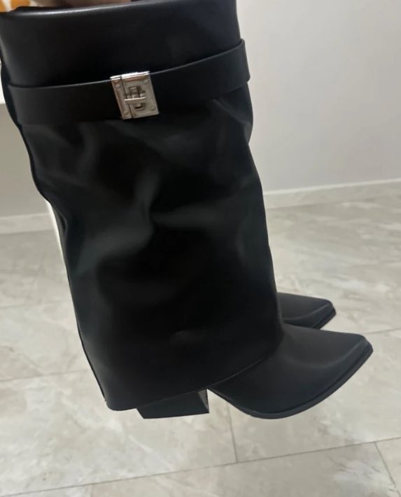 jasmineemj's tweet photo. ho speso tutto il mio stipendio mensile ma sono felicissima, ho comprato per la prima volta dal brand di selena gomez, dior e fenty beauty di cui giร ho molte altre cose
#theraphy ๐๐ต https://t.co/7MGr0mn5MG