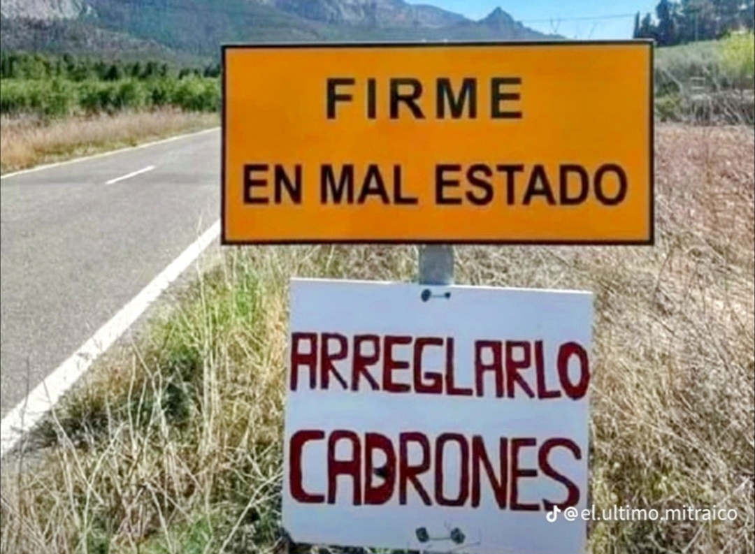 CorellaTej7982's tweet photo. Éso...🙄😮🧐👇😂🤓😱😳 #carreteras #trafico #dgt #mopu #obras #pavimento #AlertaRoja #alerta #humornegro #omg https://t.co/yVEfzLavLQ