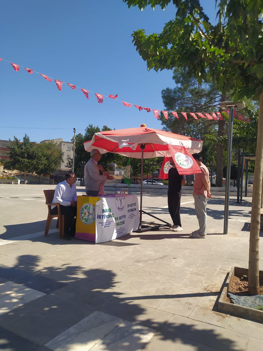 Karaköprü’de, Hilvan’da ve Riha’nın dört bir yanında imzalarımız çoğalıyor.
Her imza, barışa atılan güçlü bir adım; her imza, yeni bir umudu ve yeni bir geleceği örüyor.

Biz susarsak savaş konuşur, biz durursak şiddet kazanır.
Ama biz çoğalırsak, barış kazanacak!

Gelin, bu