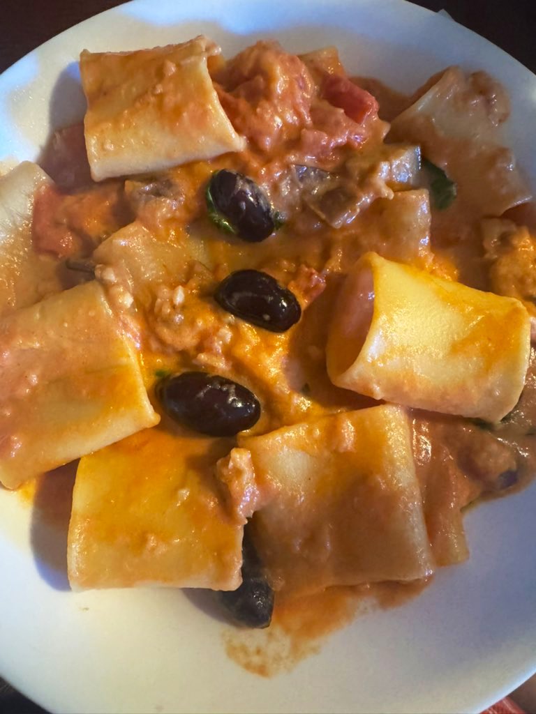 MsB0759's tweet photo. Paccheri alla Norma 🍝
diced eggplant, tomatoes, kalamata olives, finely minced onion/garlic, passata, basil, ricotta #CatsOfTwitter #SundayPasta https://t.co/57hAz7CTAl