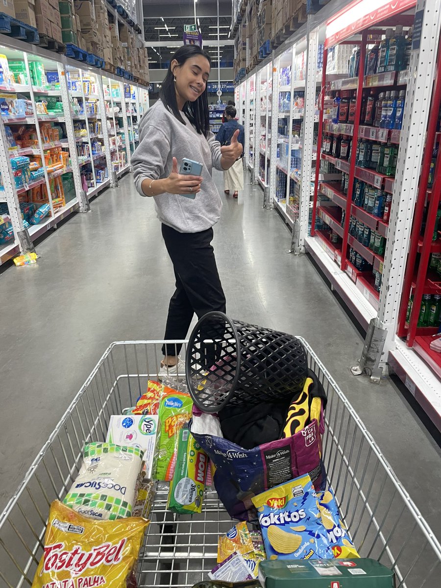 edusilva2021's tweet photo. Função dela :
-fazer a lista 
-escolher os legume 
-andar com a calculadora pra ter controle de gasto.

Função minha:
-empurra o carrinho porque ela não deixou eu fazer mais nada https://t.co/y2YWH7Jh4q
