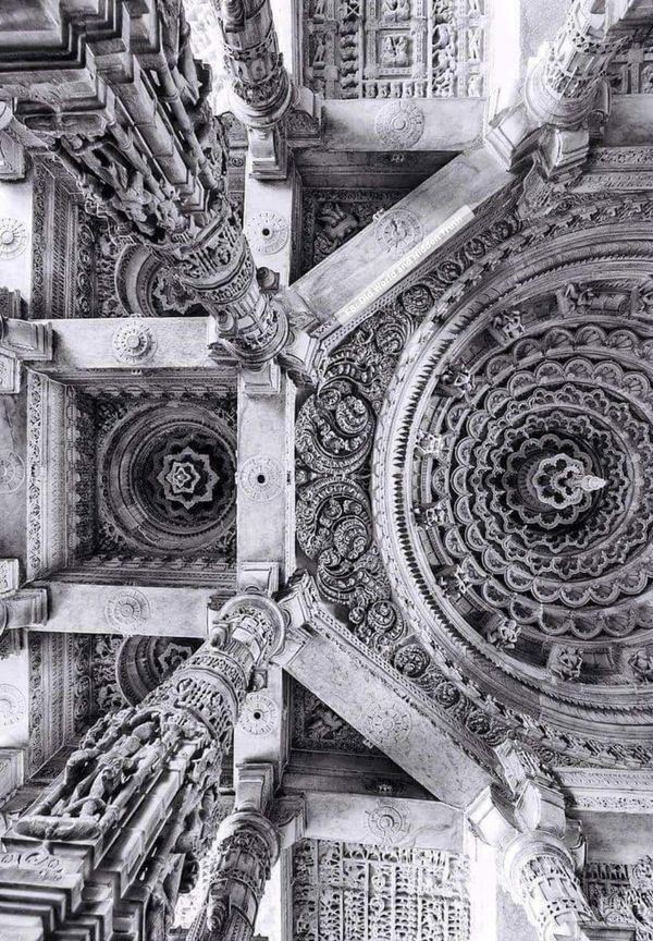 wakenminds's tweet photo. What technology was required to carve marble so intricately and without any flaws. 

The ceiling is so good that it is translucent in places. https://t.co/5frGYwOlkm